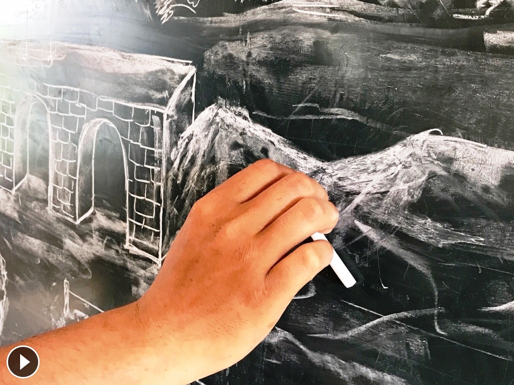 Bức tranh chalk art với phấn trắng trên bảng đen luôn là điểm nhấn thu hút mọi ánh nhìn. Và thầy giáo với sự trầm tư, cân nhắc trong việc dạy học cũng là một \