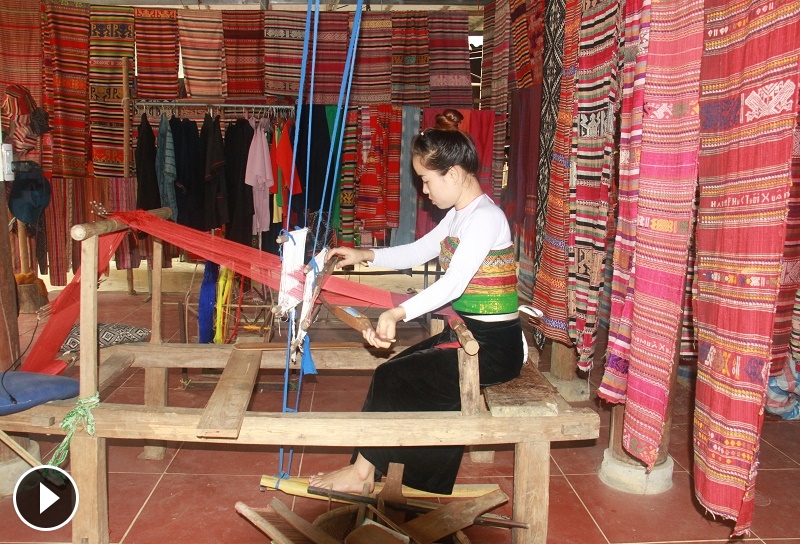 Bảo tồn nghề dệt thổ cẩm truyền thống của người dân tộc Thái thôn Lặn Ngoài  (Bá Thước)