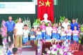 Chàng trai khuyết tật xứ Thanh vẽ ước mơ bằng những hạt gạo