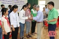 Chàng trai khuyết tật xứ Thanh vẽ ước mơ bằng những hạt gạo