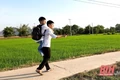 Chàng trai khuyết tật xứ Thanh vẽ ước mơ bằng những hạt gạo