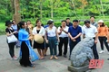 Đông đảo du khách dâng hương tại Khu di tích Lam Kinh