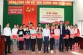 Chàng trai khuyết tật xứ Thanh vẽ ước mơ bằng những hạt gạo