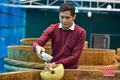 Chàng trai khuyết tật xứ Thanh vẽ ước mơ bằng những hạt gạo