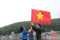 Trao cờ Tổ quốc cho ngư dân Thanh Hóa
