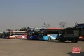 Nhiều người du xuân “quên” đội mũ bảo hiểm