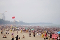 Hàng vạn du khách về biển Sầm Sơn ngày đầu kỳ nghỉ lễ 30-4 và 1-5
