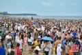 Nắng nóng, bãi biển Sầm Sơn đông nghịt người về tắm mát giải nhiệt