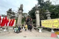 Hàng nghìn người đến phiên chợ ném cà chua cầu may đầu Xuân