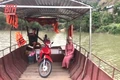Cầu tạm bị cuốn trôi, người dân thôn Hành dùng bè vượt sông