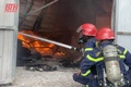 Dập tắt đám cháy xe khách trên cao tốc Bắc - Nam