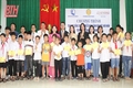 Trao 50 suất học bổng cho trẻ em có hoàn cảnh khó khăn xã Yên Thắng 