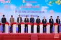 Đông đảo du khách đến công viên Hội An chụp ảnh cùng áo dài