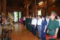 Chủ tịch UBND tỉnh Đỗ Minh Tuấn viếng nghĩa trang liệt sĩ và thăm các gia đình chính sách