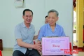 Phó Bí thư Tỉnh ủy Trịnh Tuấn Sinh tặng quà gia đình chính sách tại các phường Sầm Sơn và Nam Sầm Sơn