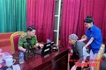 Dâng hương tưởng niệm tại Nghĩa trang liệt sĩ quốc tế Đồng Tâm
