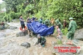 Phó Chủ tịch Thường trực HĐND tỉnh Lê Tiến Lam thăm hỏi, động viên gia đình có nạn nhân bị lũ cuốn ở Trung Lý