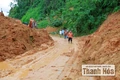 Hàng trăm hộ dân ở Bát Mọt vẫn đang bị cô lập do mưa lũ