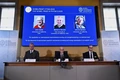 3 nhà khoa học giành Giải Nobel Hóa học 2025 nhờ phát triển vật liệu khung kim loại - hữu cơ