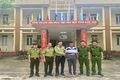 Người dân xã Thanh Phong tự giác giao nộp một cá thể Culi