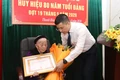Trao tặng Huy hiệu 80 năm tuổi Đảng cho đảng viên Văn Như Tước