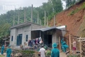 Đất đá đổ sập vào nhà, người dân may mắn thoát nạn