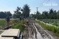 Khắc phục tạm thời tình trạng lầy lội trên tuyến đường thuộc khu dân cư Minh Sơn