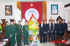 Bộ Tư lệnh Quân khu 4 thăm, chúc mừng Giáng sinh tại Tòa giám mục Thanh Hóa
