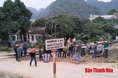 Tàu hỏa tông xe ô tô 7 chỗ, 3 người nhập viện cấp cứu