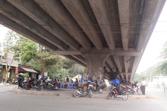 Gầm cầu vượt Phú Sơn bị lấn chiếm làm nơi kinh doanh, buôn bán