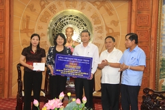 Phó Chủ tịch nước Đặng Thị Ngọc Thịnh trao quà hỗ trợ đồng bào bị thiệt hại do lũ lụt tại Thanh Hóa