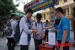 Đoàn viên thanh niên giúp học sinh THPT phòng, chống dịch Covid-19 khi đi học trở lại