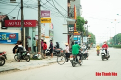 Cần giữ khoảng cách an toàn khi rút tiền tại các cây ATM