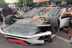 TP Thanh Hóa: Xế hộp bị lật ngửa trên đường Lê Hoàn