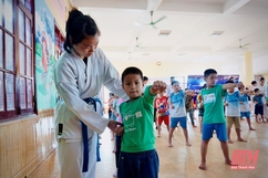Các VĐV chuyên nghiệp tham gia giao lưu với lớp học Karate tại làng trẻ SOS