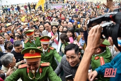 Hàng nghìn người dân xứ Thanh chào đón Hoa hậu Đỗ Thị Hà