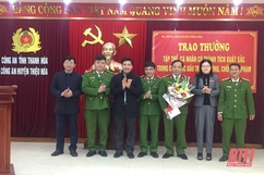 Trao thưởng cho Ban chuyên án Công an huyện Thiệu Hóa đã phá thành công các vụ án cướp tài sản