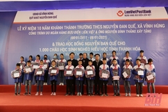 Trao Quỹ Khuyến học, khuyến tài Nguyễn Đan Quế cho học sinh nghèo hiếu học