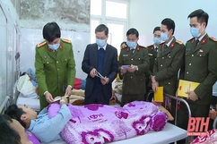 Phó Giám đốc Công an tỉnh Thanh Hóa thăm cán bộ Công an xã Quảng Yên bị thương khi làm nhiệm vụ