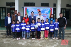 Đoàn Thanh niên Báo Thanh Hóa trao quà cho học sinh nghèo huyện Quan Sơn