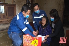 Công ty TNHH Lọc hóa dầu Nghi Sơn trao quà Tết cho các hộ nghèo trên địa bàn thị xã Nghi Sơn