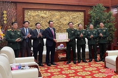 Phó Bí thư Tỉnh ủy Trịnh Tuấn Sinh thăm và chúc tết Bộ Tư lệnh Quân khu 4