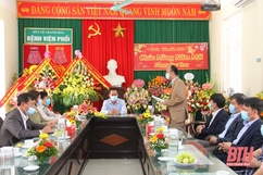 Phó Bí thư Tỉnh ủy Trịnh Tuấn Sinh thăm, chúc mừng cán bộ, y bác sỹ Bệnh viện Phổi Thanh Hóa và Bệnh viện Đa khoa huyện Thiệu Hóa