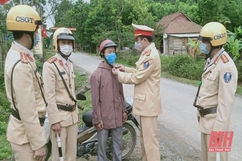 CSGT huyện Như Xuân tặng mũ bảo hiểm cho người tham gia giao thông