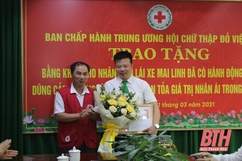 Trao Bằng khen của Trung ương Hội Chữ thập đỏ Việt Nam cho lái xe taxi Mai Linh dũng cảm cứu người