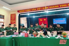 Hơn 1.000 đầu sách, báo, ấn phẩm được trưng bày tại Tiểu đoàn 40, Bộ CHQS tỉnh Thanh Hóa