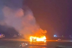 Cháy 2 tàu cá ở Ngư Lộc lúc rạng sáng, thiệt hại hàng tỷ đồng
