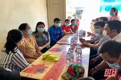 Trưởng ban Dân vận Tỉnh ủy, Chủ tịch Ủy ban MTTQ tỉnh thăm hỏi, động viên các gia đình có học sinh bị đuối nước