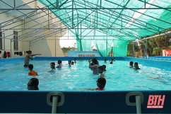 Gần 200 thiếu nhi ở thị trấn Rừng Thông được học bơi miễn phí
