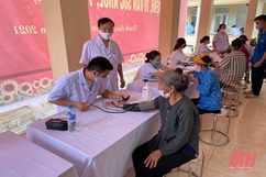 Khám, tư vấn sức khỏe, tặng quà cho đối tượng chính sách tại huyện Hậu Lộc